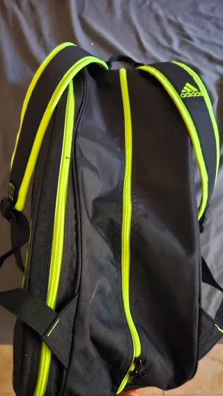 Pala y mochila marca Adidas