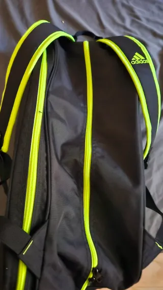 Pala y mochila marca Adidas