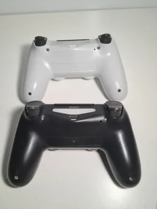 PlayStation 4 1TB + 2 mandos + mochila