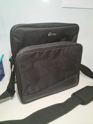 PlayStation 4 1TB + 2 mandos + mochila