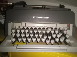 Máquina de escribir Olivetti Línea 98