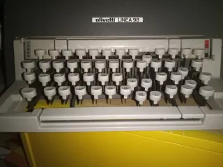 Máquina de escribir Olivetti Línea 98