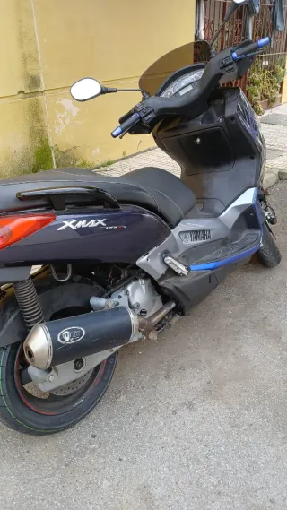 Yamaha Xmax Scooter Automática Negra y Azul