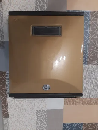 Buzón de color madera con cerradura