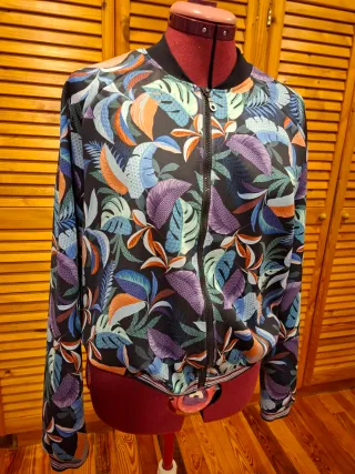 Chaqueta bomber estampada hojas