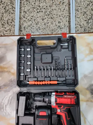 Taladro percutor con maletín y accesorios