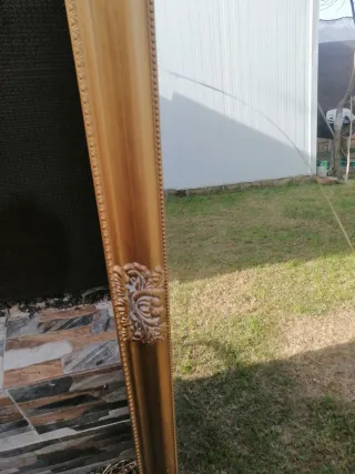 Marco de espejo dorado