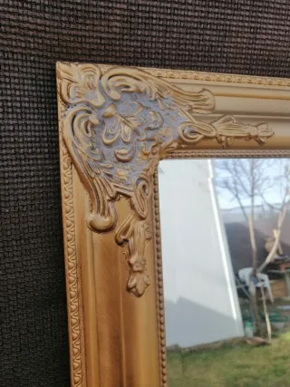 Marco de espejo dorado