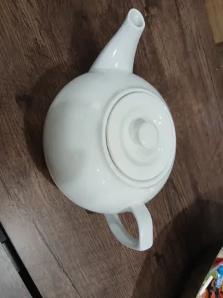 Teiera in porcellana bianca