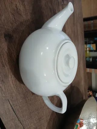 Teiera in porcellana bianca