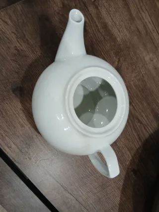 Teiera in porcellana bianca