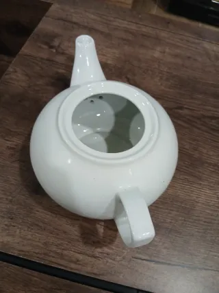 Teiera in porcellana bianca