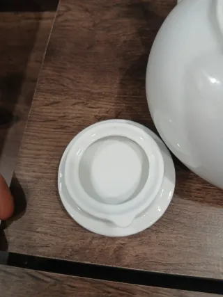 Teiera in porcellana bianca