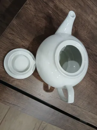 Teiera in porcellana bianca