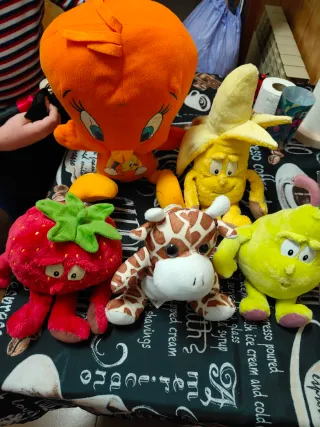 Lote de peluches: Piolín, plátano, fresa, jirafa,