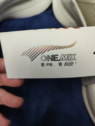 Zapatillas deportivas beige y blancas