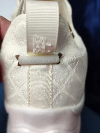 Zapatillas deportivas beige y blancas