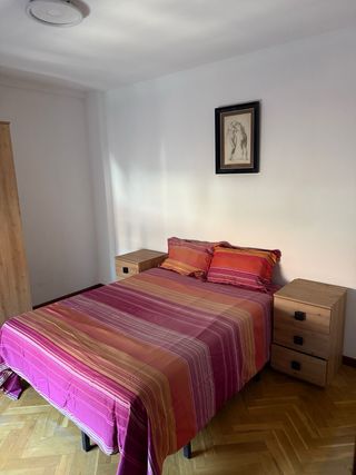 Dormitorio completo: cama, mesitas y armario