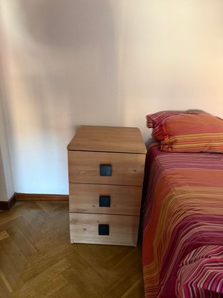 Dormitorio completo: cama, mesitas y armario