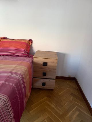 Dormitorio completo: cama, mesitas y armario