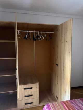 Dormitorio completo: cama, mesitas y armario