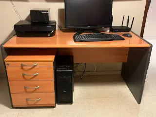 Escritorio de madera con cajonera.