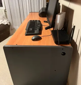 Escritorio de madera con cajonera.