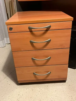 Escritorio de madera con cajonera.