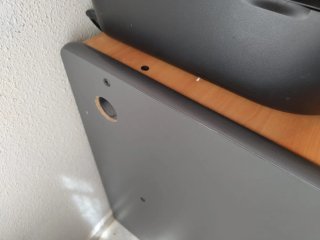 Escritorio de madera con cajonera.