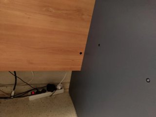 Escritorio de madera con cajonera.