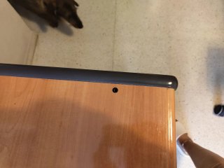 Escritorio de madera con cajonera.