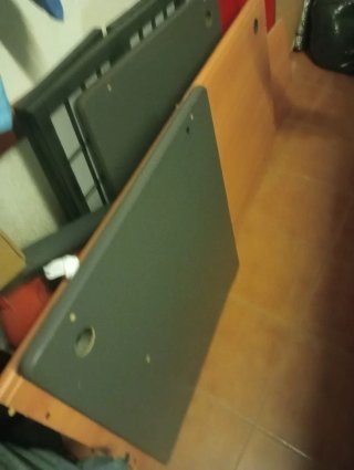 Escritorio de madera con cajonera.