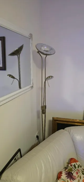 Lámpara de pie moderna dorada con luz regulable.