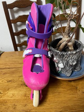 Patines infantiles rosas y morados talla 34-36.