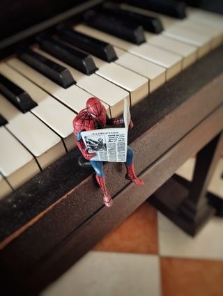 Figura muñeco Spiderman leyendo el periódico