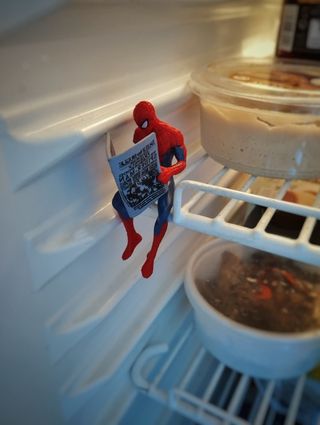 Figura muñeco Spiderman leyendo el periódico