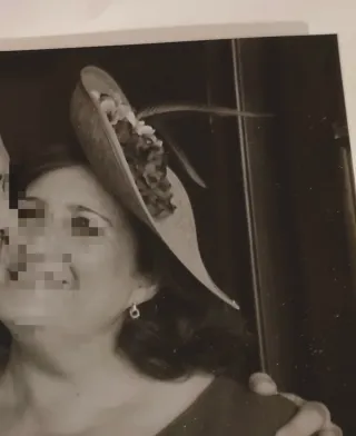 Tocado fiesta lino flores rojas y beige