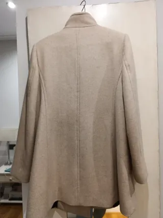 Abrigo beige doble botonadura