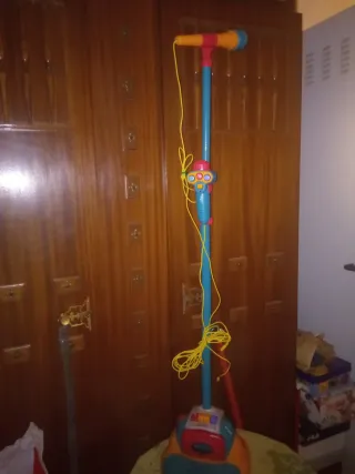 Micrófono infantil con pie y música