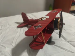 Avión de metal rojo decorativo