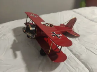 Avión de metal rojo decorativo