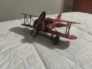Avión de metal rojo decorativo