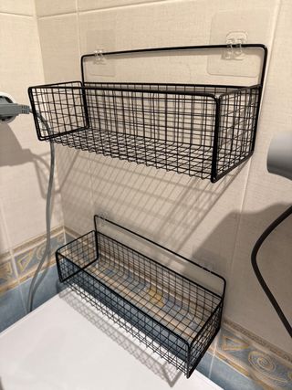 Estantería de pared metálica negra