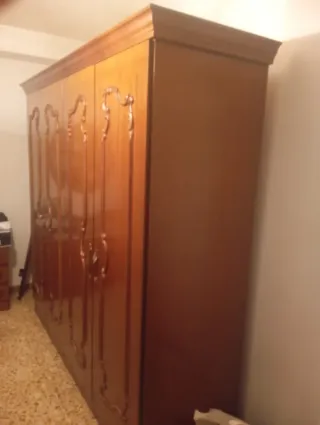 Armario de madera con puertas talladas