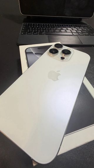 iPhone 16 Pro Plata con Factura