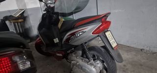 Moto Yamaha Jog Roja y plata