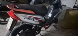 Moto Yamaha Jog Roja y plata