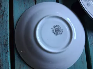 Lote 4 platos y cucharas porcelana