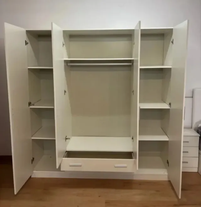 Guarda-roupa branco com 3 portas e gavetas