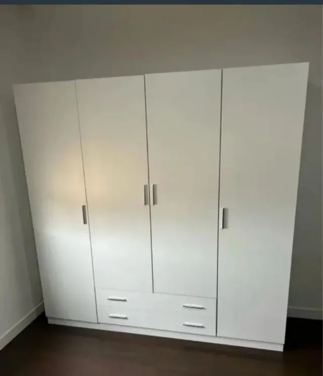 Guarda-roupa branco com 4 portas e 2 gavetas